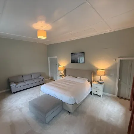 Charming 5 Bed Townhouse